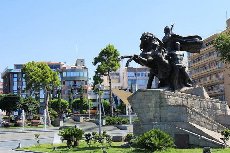 Tượng đài Atatürk tại một quảng trường công cộng Thổ Nhĩ Kỳ