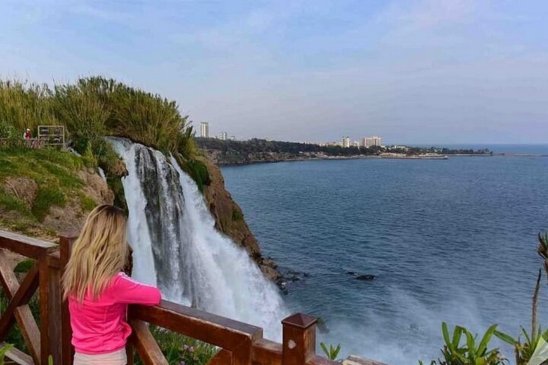 Thác nước Duden đổ ra biển ở Antalya