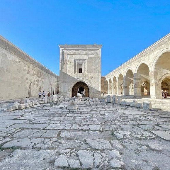 Thánh đường nhỏ được nâng cao trên các cột đá giữa sân trong Sultanhani