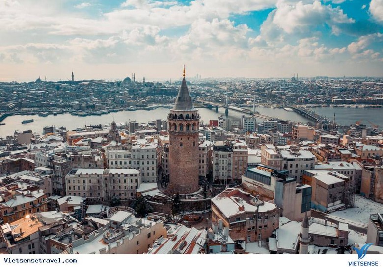 Tháp Galata bằng đá với mái nón đặc trưng nhìn từ khu phố Karaköy