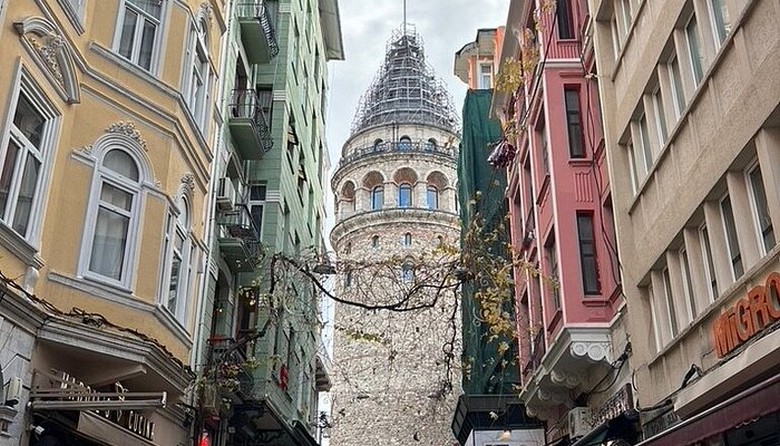 Tháp Galata nhìn từ con phố dốc với hàng quán hai bên ở khu Beyoğlu