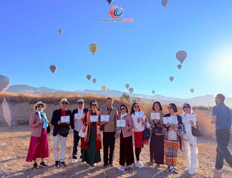 Đoàn khách tháng 9/2026 nhận chứng nhận sau chuyến bay khinh khí cầu ở Cappadocia