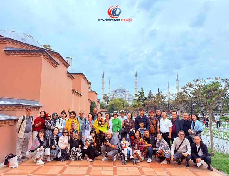Đoàn khách TravelVietnam Hà Nội tháng 9/2026, nhiều bác lớn tuổi, ở quảng trường Sultanahmet