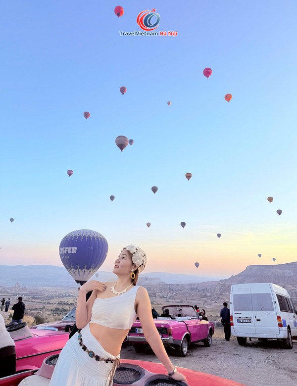 Khách đoàn tháng 9/2026 ngắm khinh khí cầu bên những chiếc xe cổ ở Cappadocia