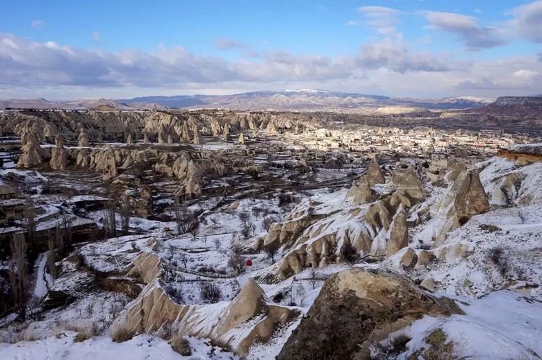 Thung lũng Cappadocia phủ tuyết mỏng nhìn từ trên cao vào mùa đông