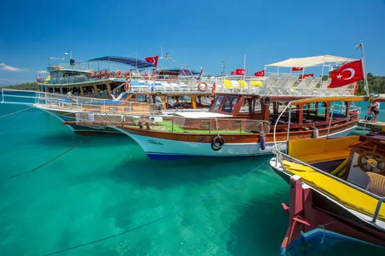 Thuyền gulet gỗ truyền thống neo đậu tại vịnh biển xanh ngọc dọc bờ biển Thổ Nhĩ Kỳ