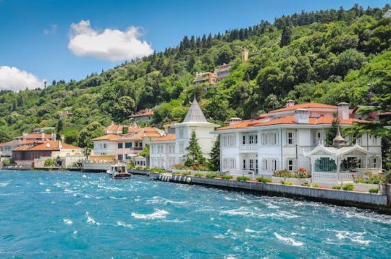 Toàn cảnh đảo Büyükada nhìn từ phà với dinh thự gỗ cổ ven bờ