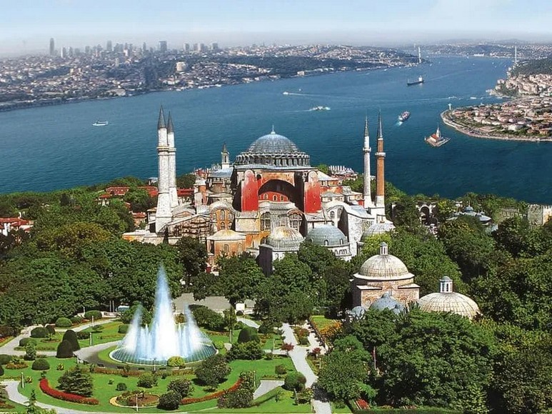 Toàn cảnh Istanbul với Nhà thờ Hagia Sophia và eo biển Bosphorus phía xa