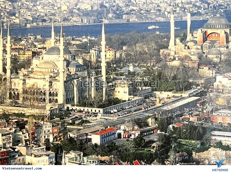 Toàn cảnh Istanbul với các công trình từ nhiều thời kỳ lịch sử khác nhau