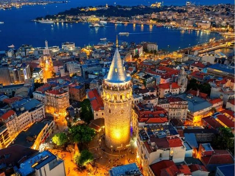 Toàn cảnh khu phố cổ Istanbul và vịnh Sừng Vàng nhìn từ đỉnh Tháp Galata