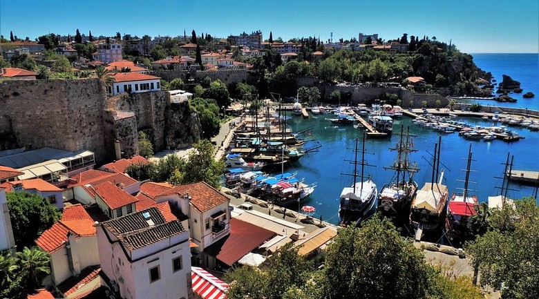 Toàn cảnh phố cổ Kaleiçi Antalya nhìn ra biển Địa Trung Hải