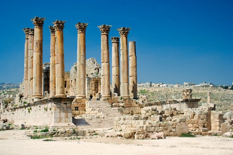  Toàn cảnh thành cổ Ephesus với Thư viện Celsus nổi bật giữa các cột đá La Mã