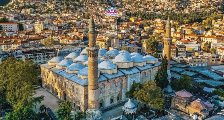 Toàn cảnh thành phố Bursa dưới chân núi Uludağ