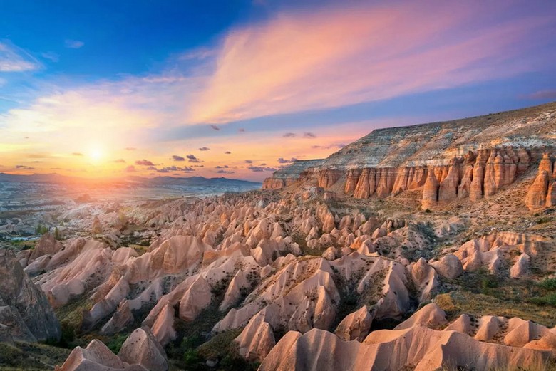 Toàn cảnh vùng Cappadocia với những cột đá kỳ lạ lúc bình minh