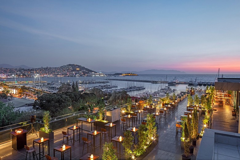  Toàn cảnh vịnh biển Kusadasi với bến cảng và khu phố ven biển
