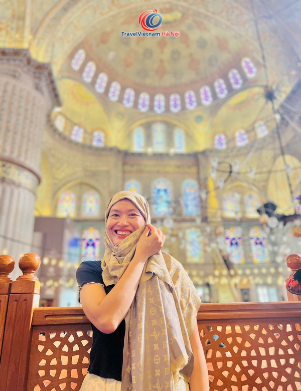 Khách đoàn tháng 10/2026 trùm khăn khi tham quan bên trong Nhà thờ Xanh, Istanbul