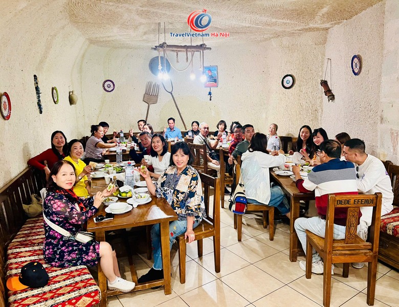 Đoàn khách TravelVietnam Hà Nội tháng 10/2026 dùng bữa tại nhà hàng địa phương