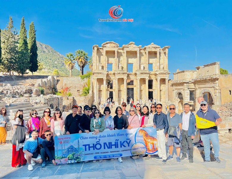 Đoàn khách tháng 10/2026 trước thư viện Celsus ở thành cổ Ephesus