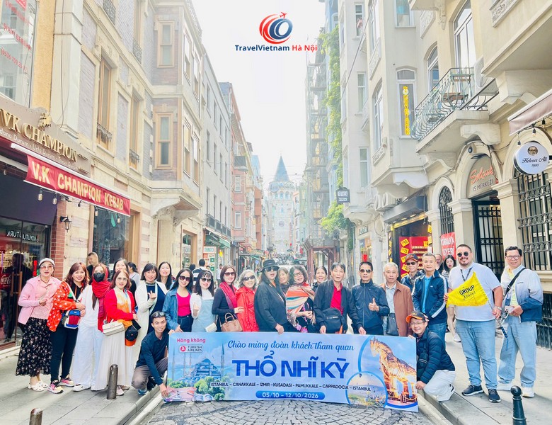 Đoàn tháng 10/2026 trên phố Istanbul, phía xa là tháp Galata
