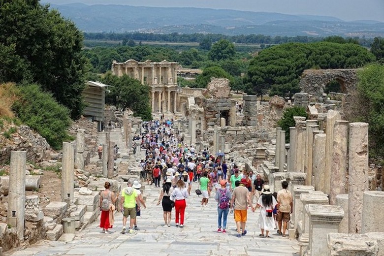 Trẻ em đi bộ cùng bố mẹ trên lối đá ở thành cổ Ephesus