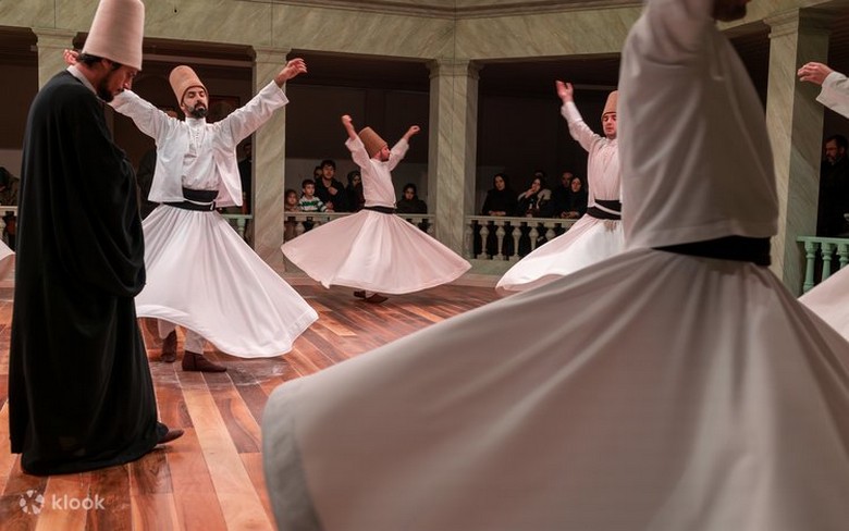Tu sĩ Sufi trong trang phục truyền thống thực hiện nghi lễ múa xoay Sema