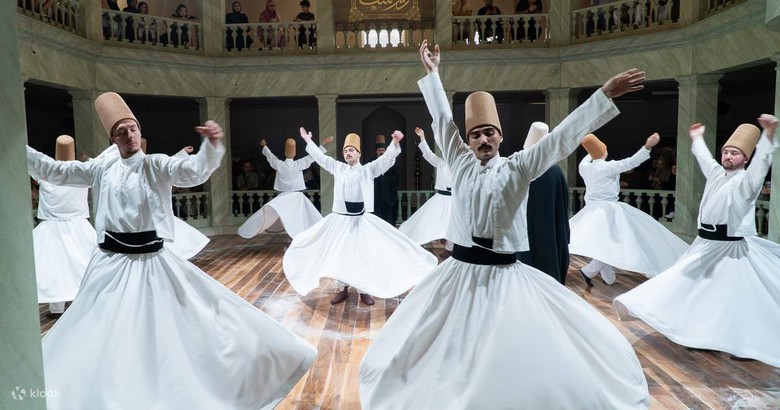 Tu sĩ Sufi trong trang phục truyền thống thực hiện nghi lễ múa xoay Sema