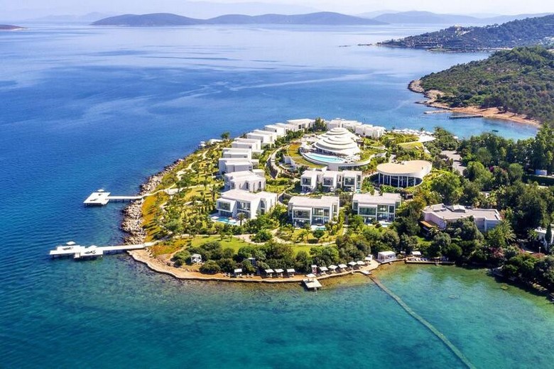 Vịnh nước xanh ngọc nhỏ đặc trưng của bãi biển Bodrum nhìn từ trên cao