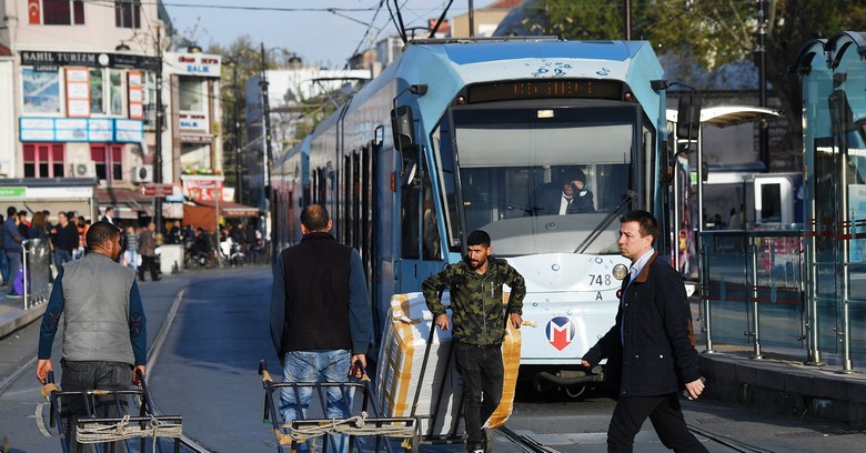 Xe điện Adabüs chạy trên đường phố Büyükada thay thế xe ngựa cũ