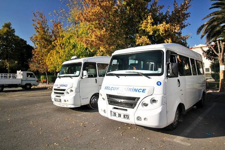 Xe minibus dolmuş chở khách từ Selçuk tới làng Sirince