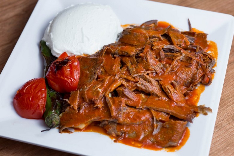 Đĩa Iskender kebab truyền thống với sốt cà chua và bơ nóng