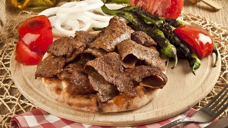 Đĩa doner porsiyon ăn kèm cơm rang và rau trộn tại nhà hàng ở Istanbul