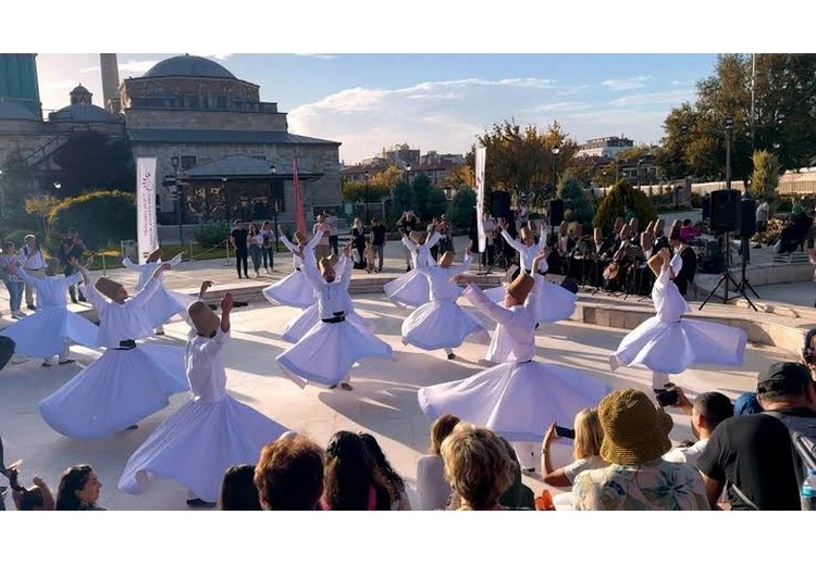 Các tu sĩ Sufi trong bốn đoạn Selam của nghi lễ Sema
