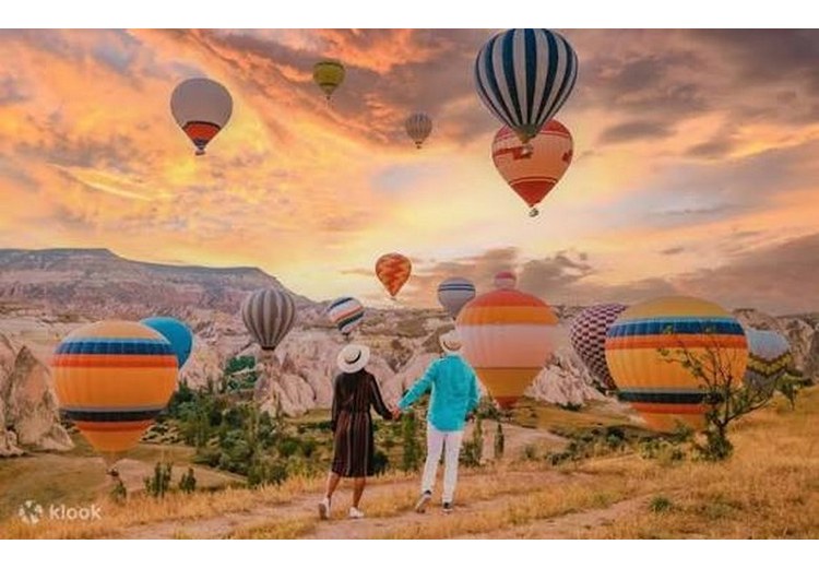Cặp đôi nâng ly bên hoàng hôn ở Cappadocia