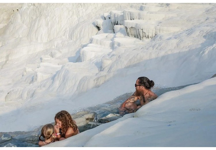 Cặp đôi ngâm khoáng trên bậc đá vôi Pamukkale