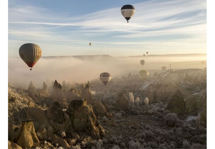 Cappadocia sáng sớm có sương mù nhẹ vào mùa xuân, mùa thu