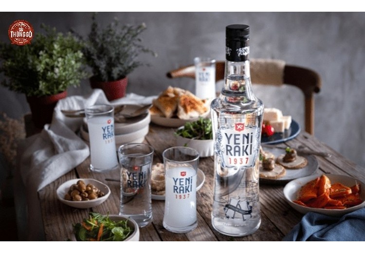 Chai Yeni Rakı và ly rakı cao mảnh trên bàn ăn