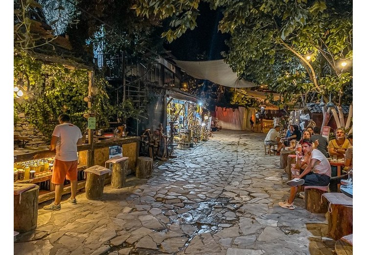 Con phố lát đá giữa làng Şirince
