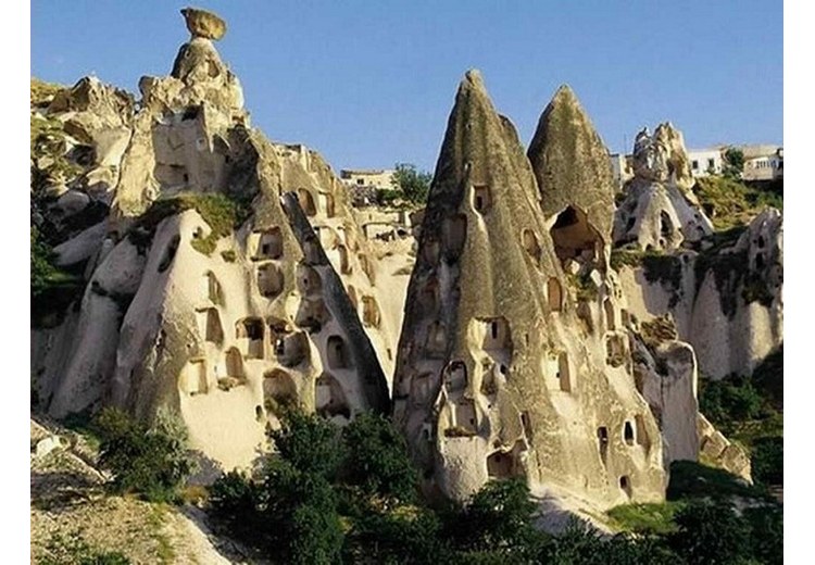 Cột đá ở thung lũng Tình Yêu trong nắng xế