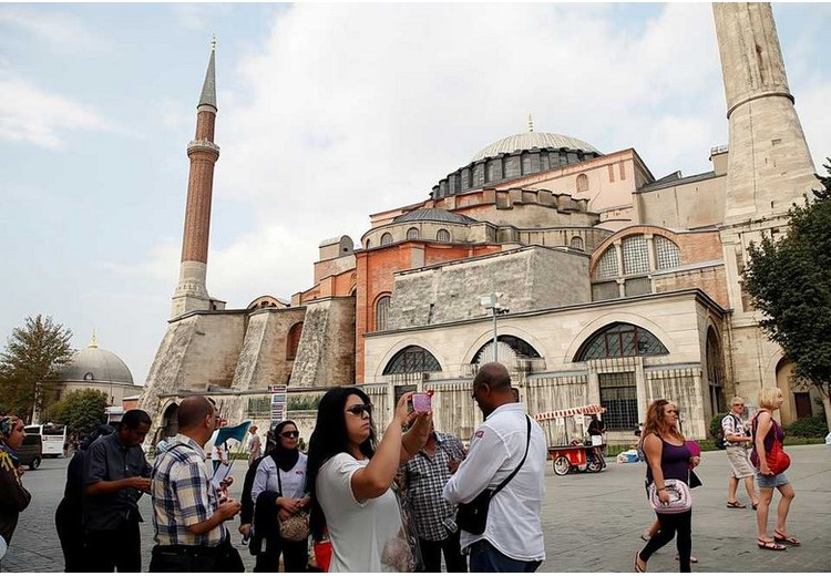 Đoàn khách cùng hướng dẫn viên trước Hagia Sophia