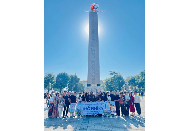 Đoàn khách TravelVietnam Hà Nội tháng 10/2026 trước cột Obelisk ở Hippodrome