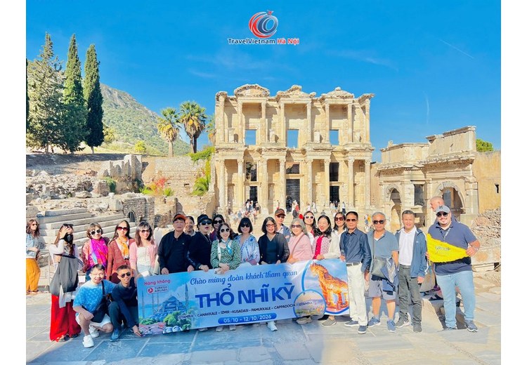 Đoàn khách TravelVietnam Hà Nội tháng 10/2026 trước Thư viện Celsus, Ephesus