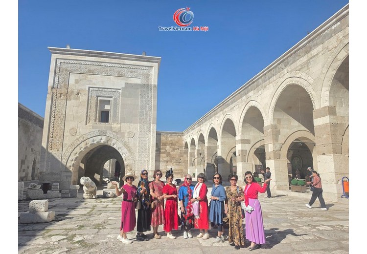 Đoàn khách TravelVietnam Hà Nội tháng 9/2026 tại lữ quán Sultanhanı