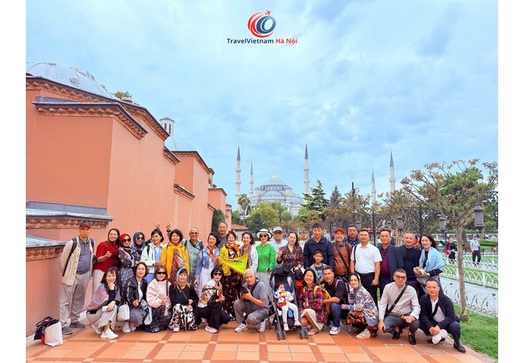 Đoàn khách TravelVietnam Hà Nội tháng 9/2026, nhiều bác lớn tuổi, ở quảng trường Sultanahmet