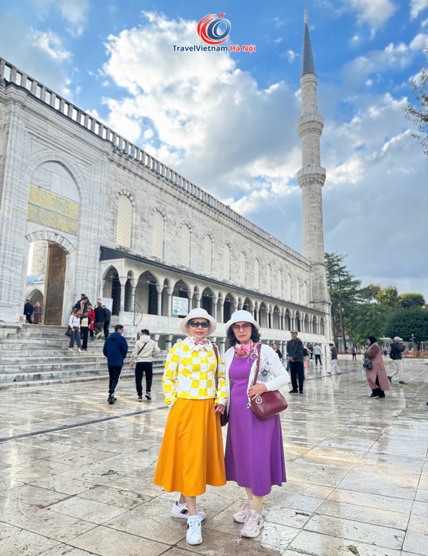 Hai khách đoàn TravelVietnam Hà Nội trong sân một thánh đường ở Istanbul