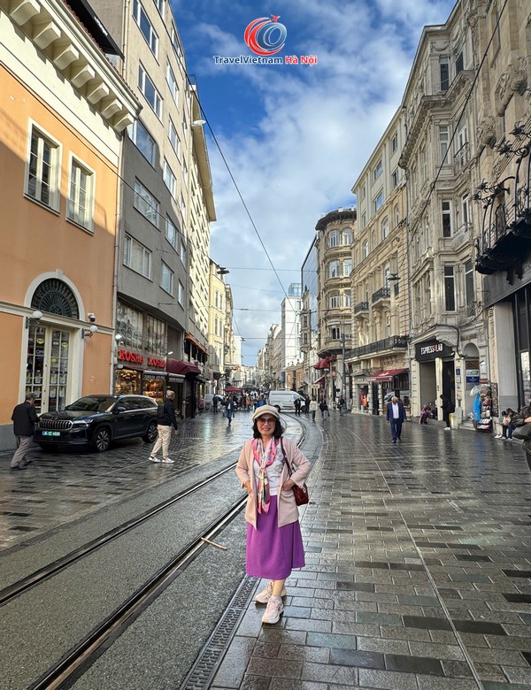 Khách đoàn tháng 10/2026 dạo phố Istiklal, Istanbul