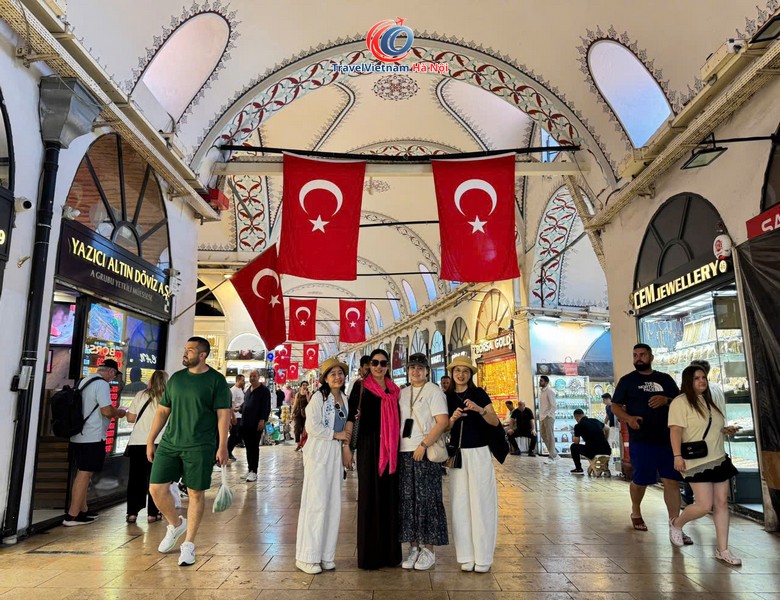Đoàn khách tháng 7/2026 dạo chợ Grand Bazaar, Istanbul