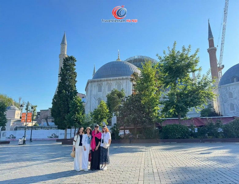 Khách đoàn TravelVietnam Hà Nội trước Nhà thờ Xanh, quảng trường Sultanahmet, Istanbul