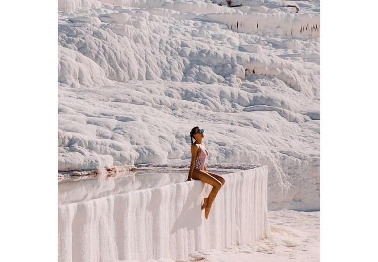 Du khách đi chân trần xuống dần qua ruộng bậc thang Pamukkale