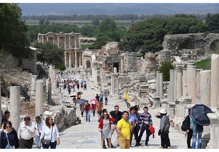 Du khách lớn tuổi đi bộ trên lối đá ở Ephesus