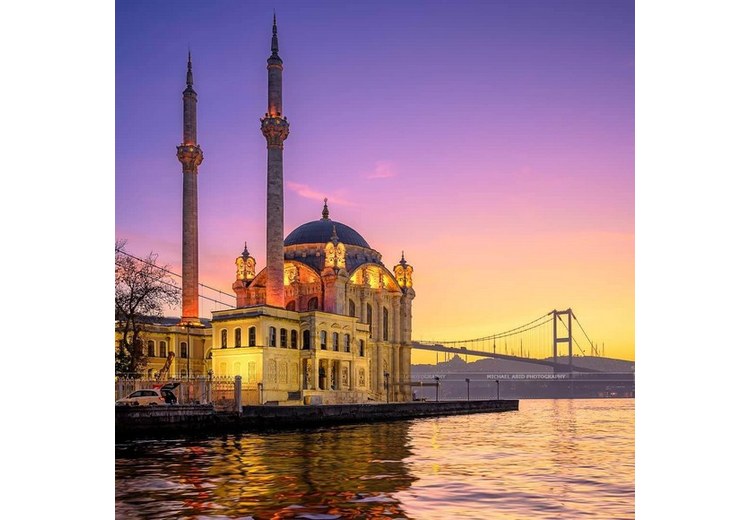 Du khách tự khám phá phố cổ Istanbul bên eo biển Bosphorus